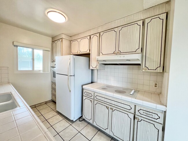 Building Photo - Top Floor 1 Bedroom Bixby Park Top Floor C...