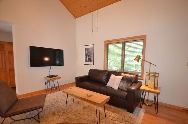 Building Photo - Extended Winter Rental!  Beautiful 3bed/2 ...