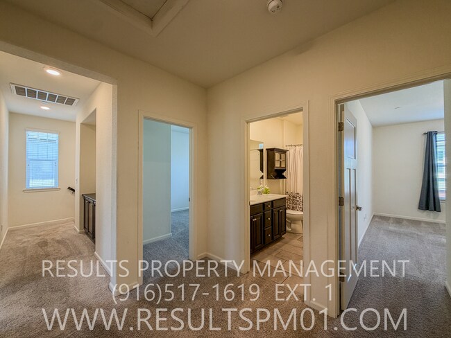 Building Photo - Beautiful Roseville 4 Bedroom Home