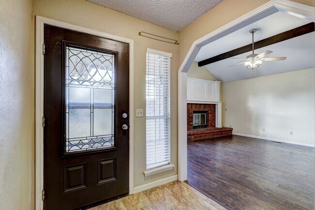 Building Photo - 3 Bed 2 Bath in OKC!