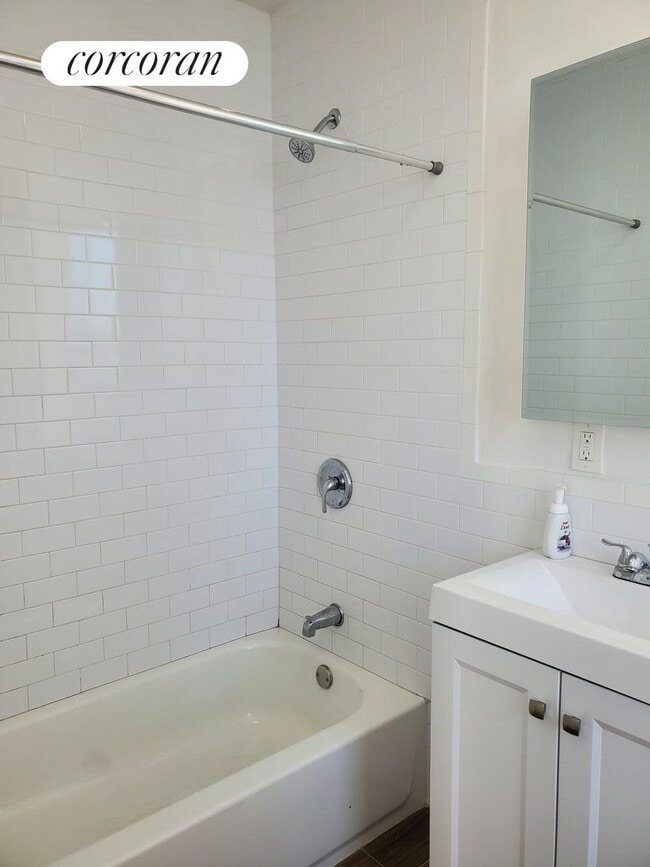 Building Photo - 720 Riverside Dr