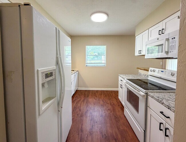 Building Photo - Move-in Ready Recently Updated 4BR/2BA House in Alachua! *Approved Application*
