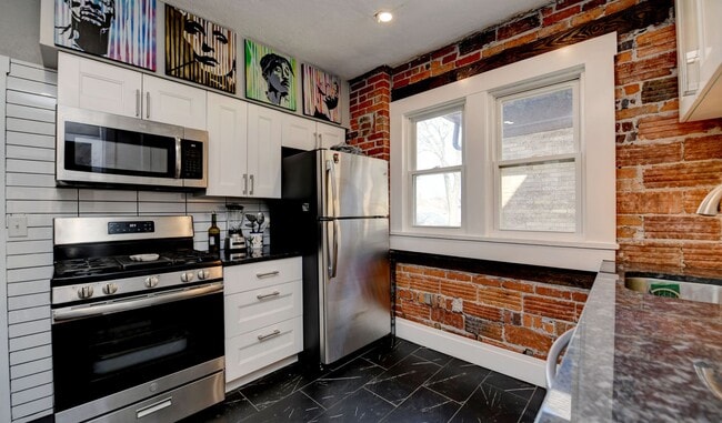 Building Photo - Charming 2-Bedroom Duplex in Franklin Park