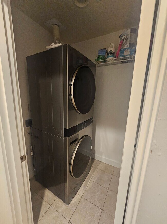 Building Photo - Spacious 3 Bedroom Townhome in West Seattle!