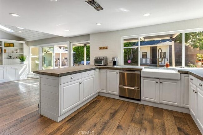 Building Photo - 10122 Viking Ave