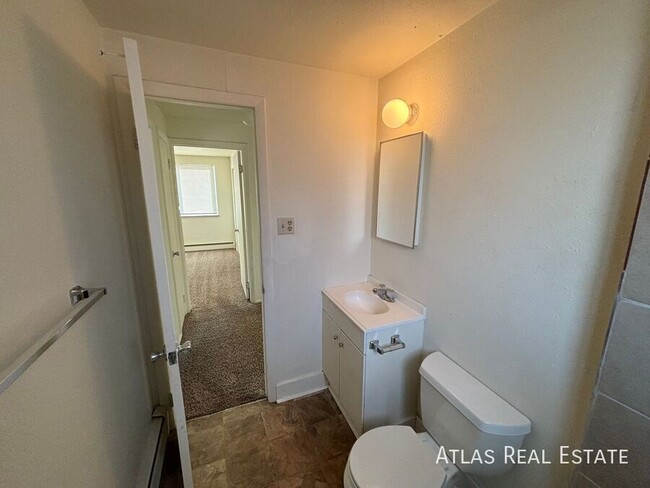 Building Photo - Newly Renovated Upper Level 2 Bed 1 Bath U...