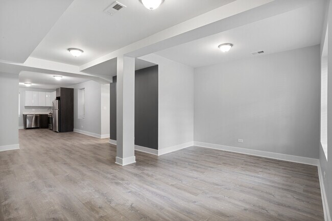 Building Photo - 7326 N Damen Ave