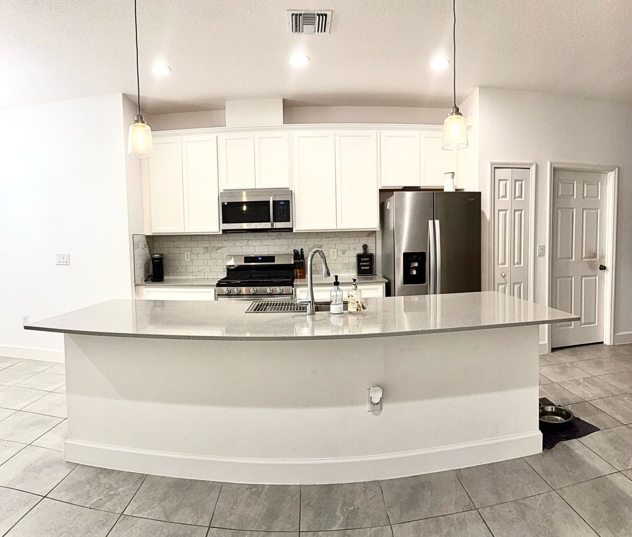 Building Photo - 5613 De Coronado Dr