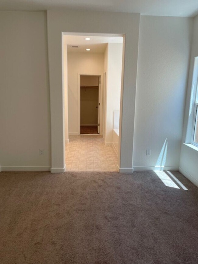 Building Photo - Stylish New-Construction Rental Near UC Me...