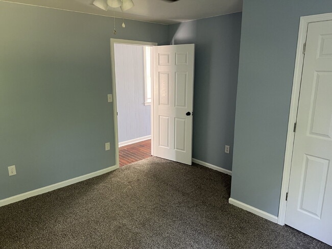 Building Photo - Charming 2 Bedroom Cottage Near King Mill ...
