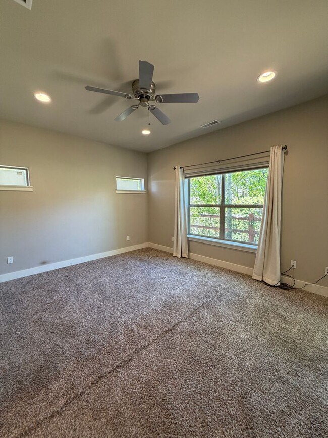 Building Photo - Three Bedroom Two Bath Ironbridge Home