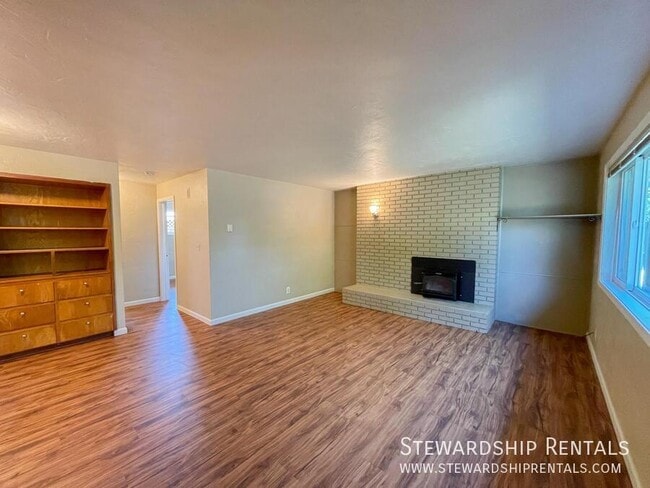 Building Photo - 2110 W 18th Ave