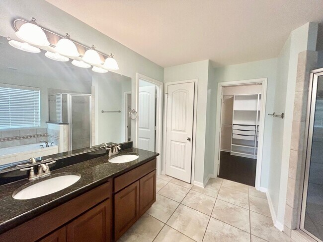 Building Photo - Gorgeous 4 Bed/ 3Bath house for rent! Avai...