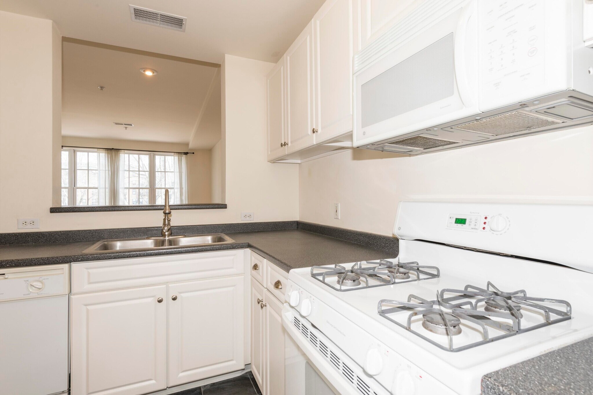 Building Photo - 402 9th St