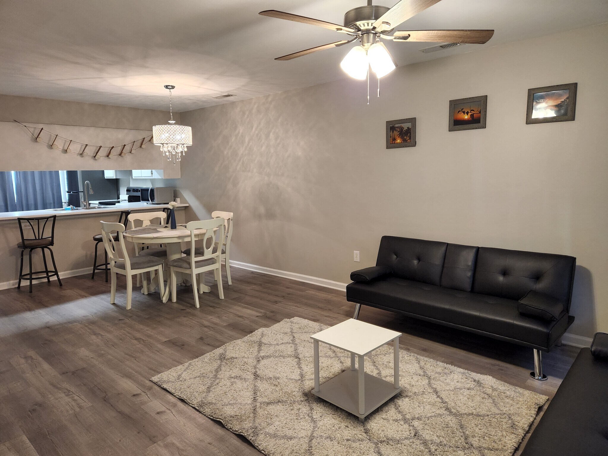 Family room - 614 3rd Ave S