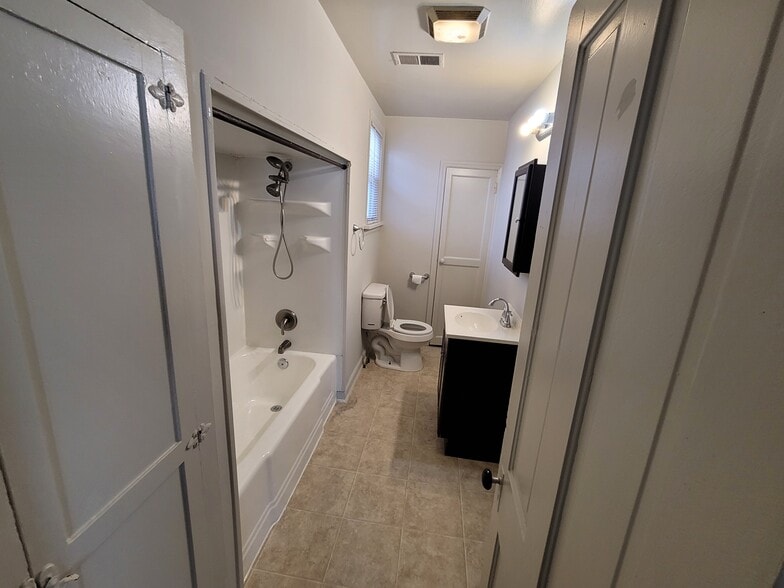 Bathroom w/ linen closet - 412 Fairview Ave