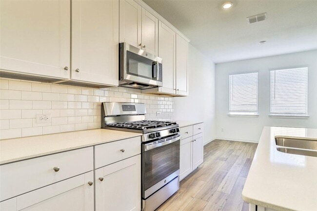 Building Photo - Cute Newer 4-2-2 N Ft. Worth