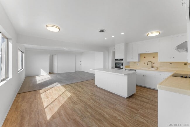 Building Photo - 5995 La Jolla Corona Dr