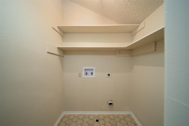 Building Photo - 10619 Chapel Hill Dr