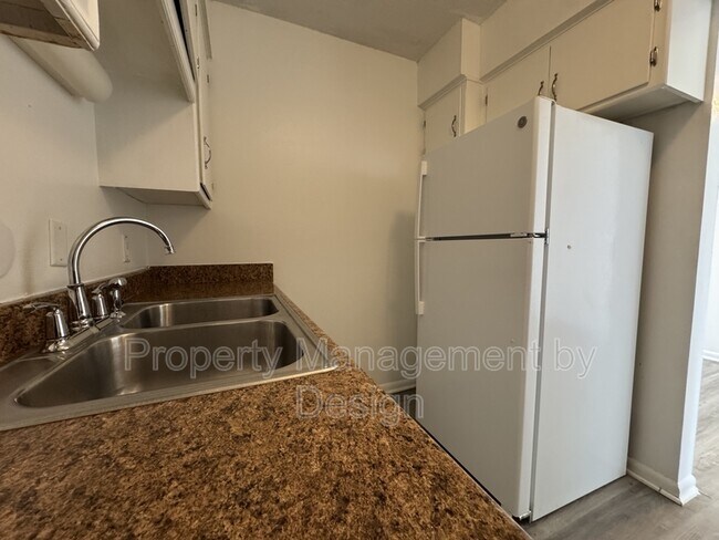 Building Photo - 1039 5th St