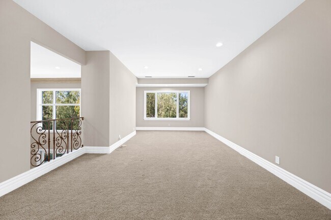 Building Photo - Elegant Dream Escape - Hills of Studio City