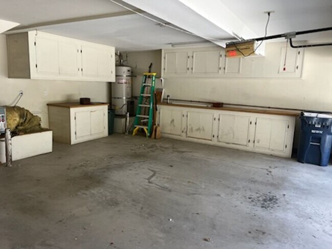 Building Photo - Luxurious Townhouse Located in the exclusi...