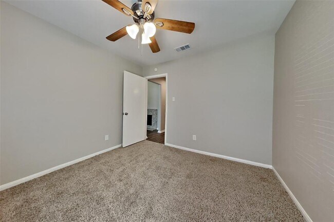 Building Photo - 2403 Pine Cone Dr