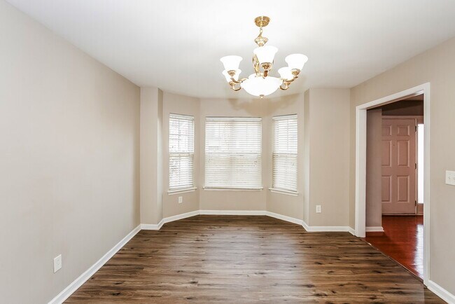 Building Photo - 5112 Kiev Dr