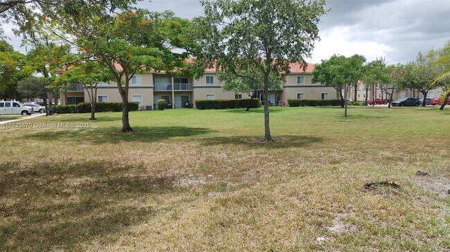 Building Photo - 1165 Golden Lakes Blvd