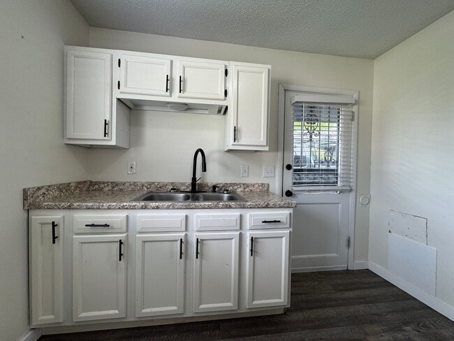 Building Photo - 1100 S Willow St