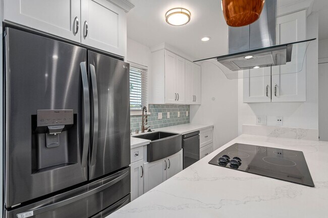 Building Photo - Upstairs 2 bedroom 1 bathroom Condo!