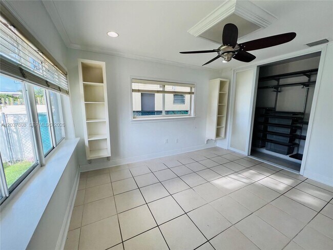 Building Photo - 2033 Calais Dr