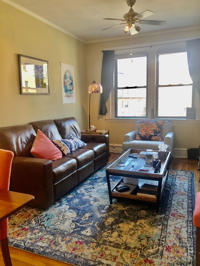 Building Photo - Beautifully updated 1 bed located next to ...