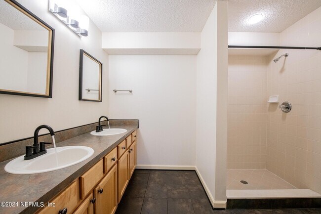 Building Photo - 13715 Richmond Park Dr N