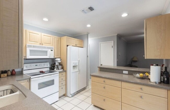 Building Photo - Beautifully maintained 2-bedroom, 2-bathroom home with a garage in Westwood