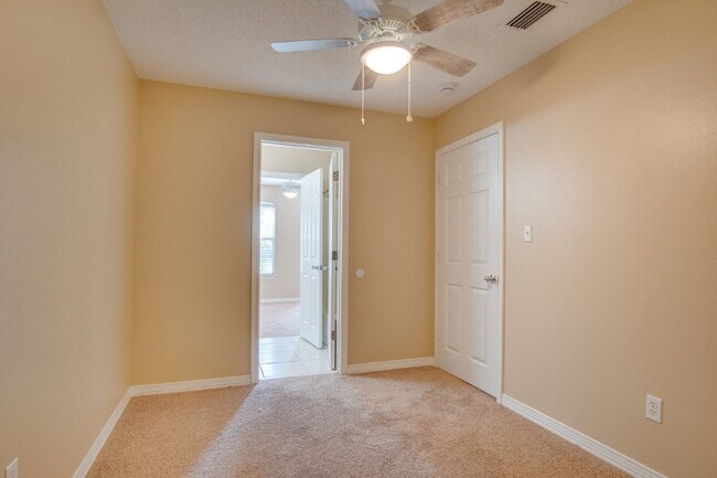 Building Photo - Santa Rosa 3/2.5 Townhome – Minutes from N...
