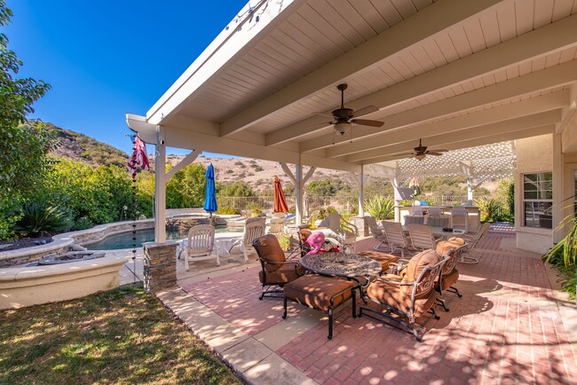 Building Photo - Luxury Living in this Stunning Pool Home!