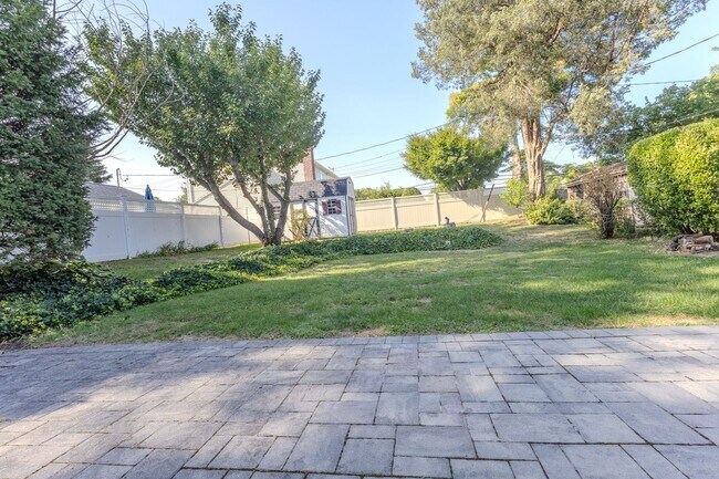 Building Photo - Spacious 2 Bedroom, 1 Bathroom (Full House - Rental)