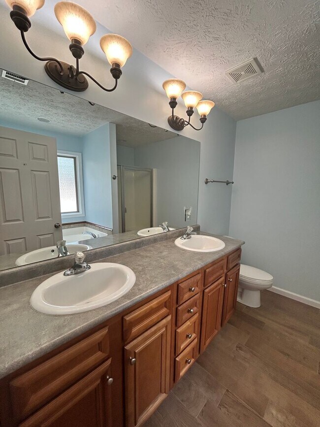 Building Photo - 4031 Somerset Ct
