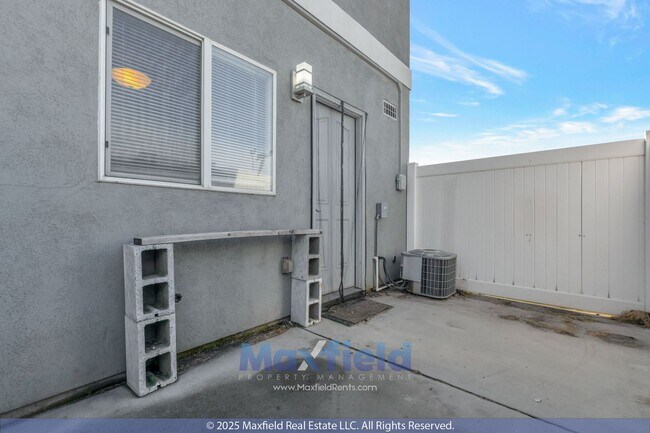 Building Photo - Salt Lake City - 3bd 2bth 3 Storey Home