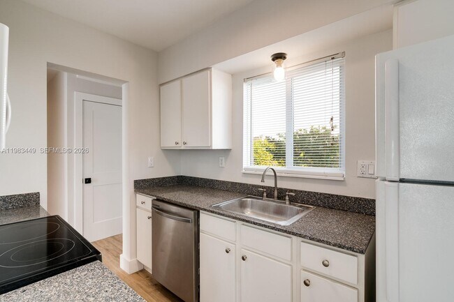 Building Photo - 2920 S Le Jeune Rd