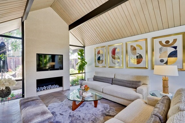 Building Photo - Gorgeous 4 Bed, 2 Bath Eichler in Sunnyvale