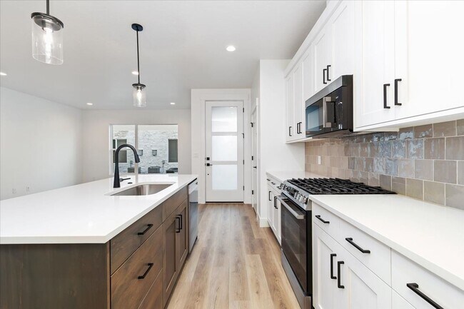 Building Photo - Brand New 3 Bed 2.5 Bath Townhouse With Many Amenities