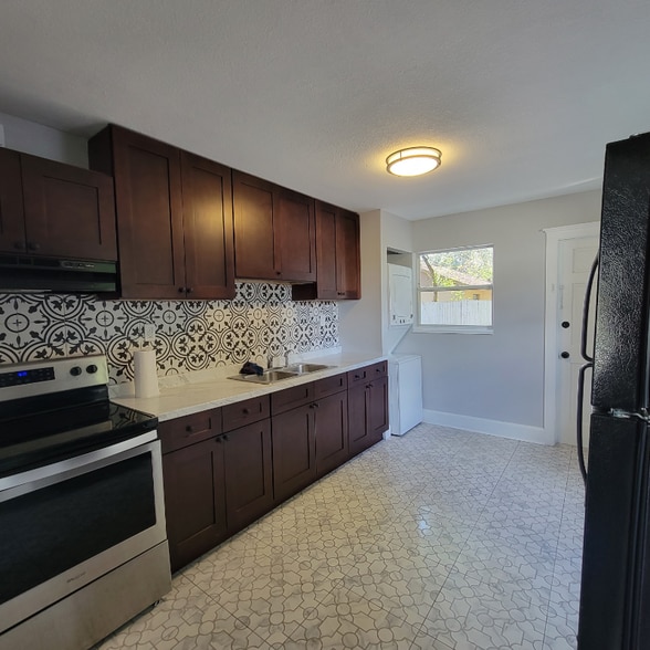 Building Photo - 16 N Primrose Dr