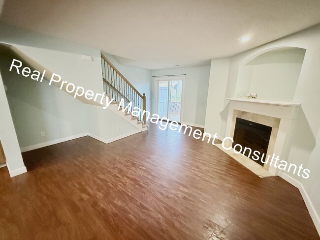 Building Photo - Beautifully Updated 3 Bedroom