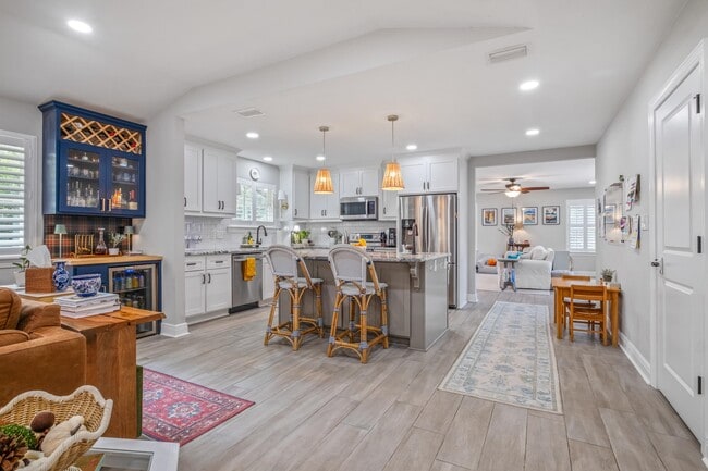 Building Photo - 605 Waverly Rd