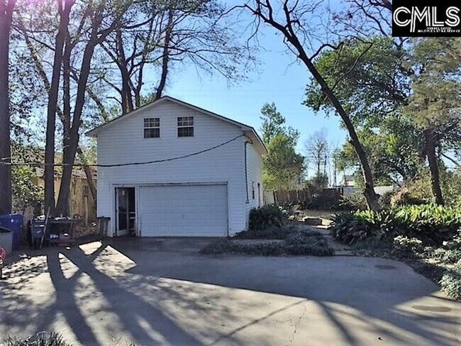 Building Photo - 4 Bedrooms and 3 Full Baths House plus garage apartment