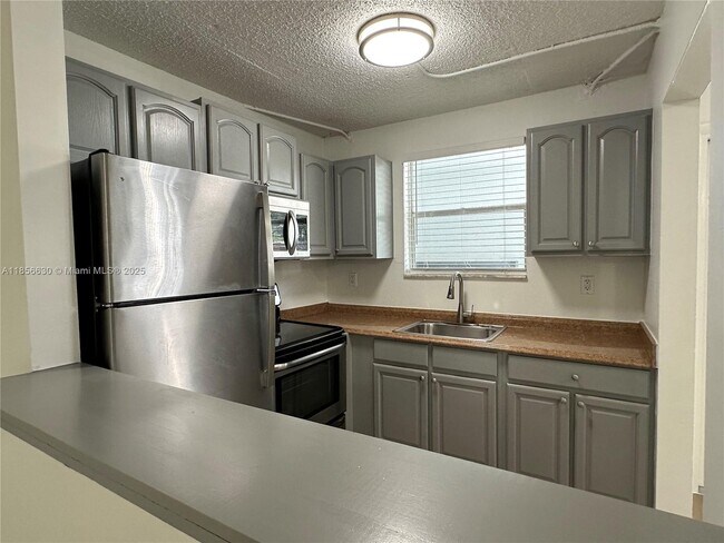 Building Photo - 5661 SW 36th Ct