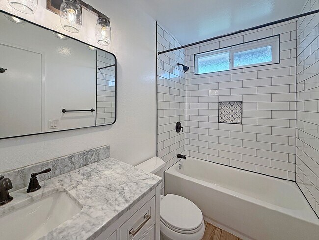 Building Photo - Great 4B/2BA House in Escondido!