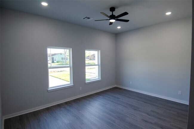 Building Photo - 2830 Mansfield St